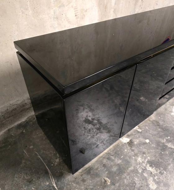Jean-Claude Mahey per Maison Romeo Paris — Credenza in lacca nera e ottone, anni '70 – Credenze alte, Wood (photo 8 of 14)