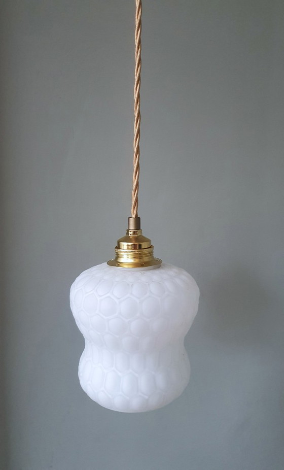 Image 1 of Lampada a sospensione vintage - vetro opalino bianco con trama a nido d'ape