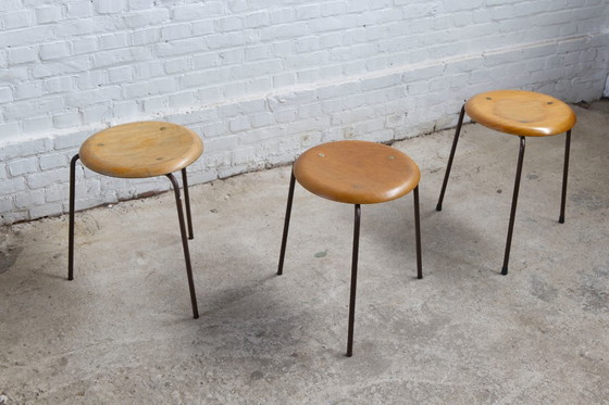 Image 1 of 3 taburetes trípodes de punto Arne Jacobsen de Fritz Hansen, década de 1960