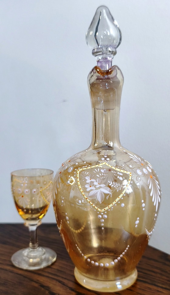 Wunderschöne Antike Böhmische Bernsteinfarbene Glaskaraffe & Likörglas-Set – Handbemaltes Hoch-Email, ca. (photo 7 of 12)