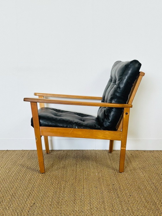 Image 1 of Vintage Scandinavische fauteuil van zwart leer en hout, 1960