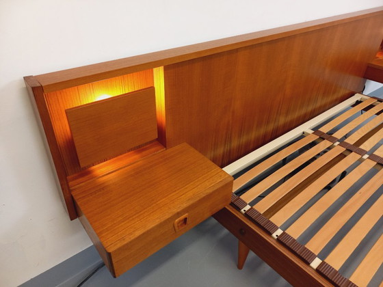 Image 1 of Lit double vintage style scandinave en teck des années 60 avec chevets lumineux intégrés et sommier