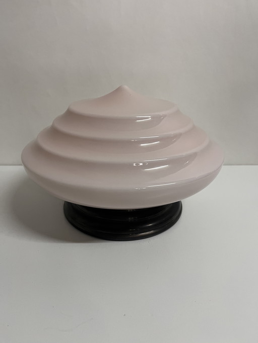 Lámpara de techo Art Déco rosa con pantalla escalonada y aplique de lujo en tonos pastel.