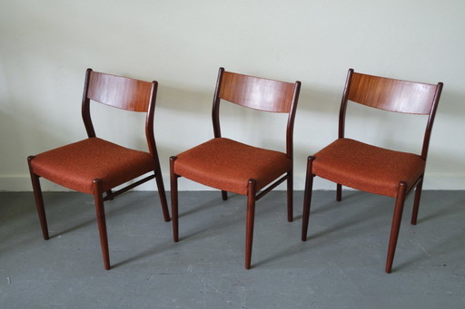 Trois chaises de salle à manger vintage en teck
