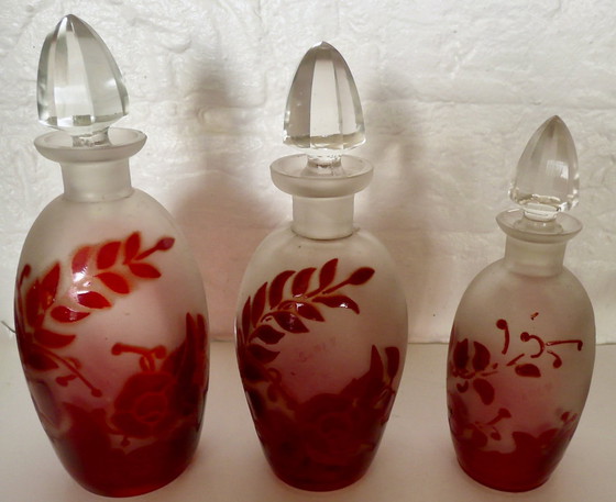 Image 1 of Art Deco Toilettenset - Carly - emailliertes Glas mit rotem Blumendekor - 14-teilig.