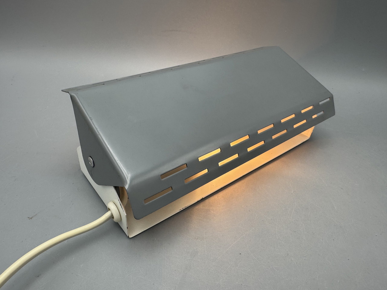 Jaren 70 grijze wandlamp / bedlampje