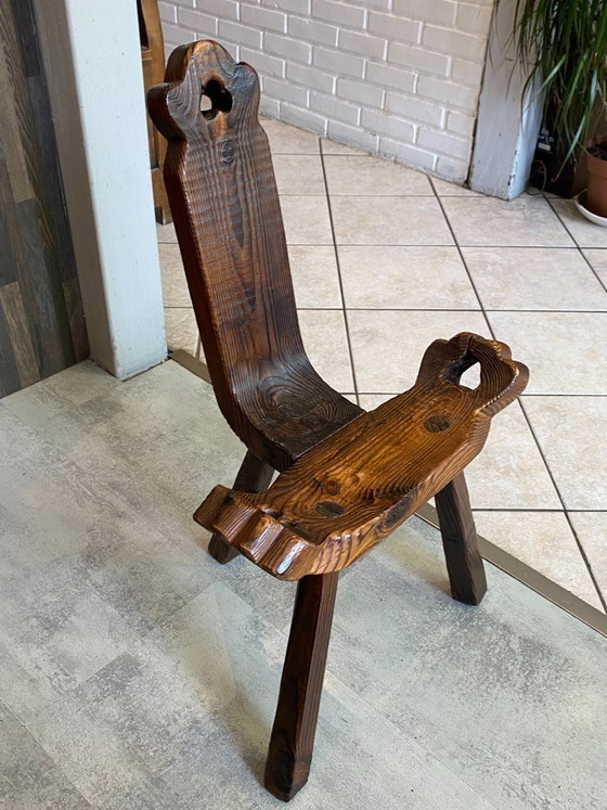 Image 1 of antieke brutalistische driepootstoel n2 gesneden massief hout