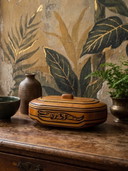 Scatola vintage in legno esotico monossile, arte popolare, decoro di coccodrilli