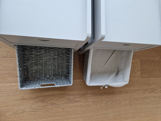 Image 1 of 2 comodini laccati grigio chiaro