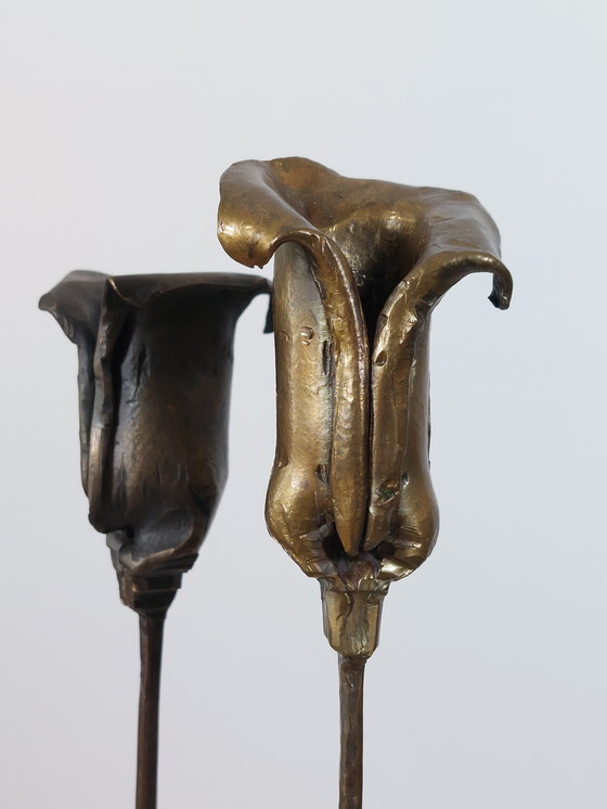 Image 1 of Coppia di candelieri floreali in ottone vintage di metà secolo con decoro a tulipano