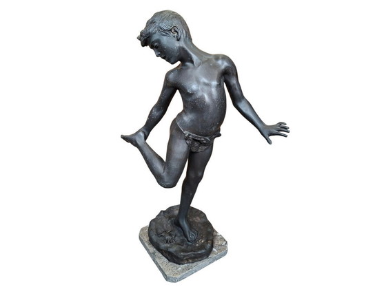 Image 1 of Prächtige Bronzeskulptur: „Das vom Krebs gebissene Kind“ 1990