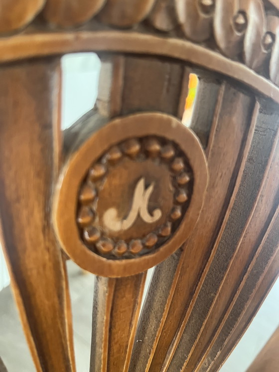 Image 1 of Fauteuil élégant à dossier en forme de bouclier de style Hepplewhite avec de magnifiques sculptures sur bois