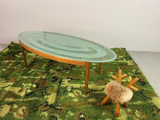 Prächtiger Mid-Century Ib Kofod-Larsen Ovaler Couchtisch aus Palisander & geätztem Glas. Dänemark / (photo 6 of 13)