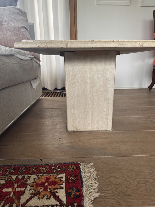 Mesa auxiliar de travertino