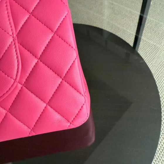 Image 1 of Sac Chanel Classic Flap moyen - Agneau matelassé rose fuchsia, finitions argentées, Série 19