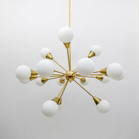 Image 1 of Lampadario Sputnik grande in ottone e vetro opalino italiano di metà secolo, anni '70
