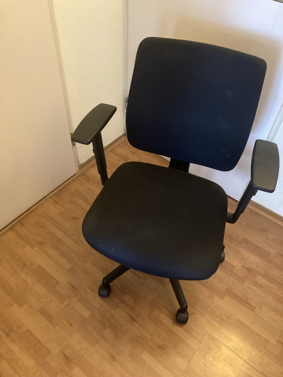 Verstellbarer Bürostuhl in ausgezeichnetem Zustand – Bürostühle, Metall, Kunststoff (photo 3 of 5)