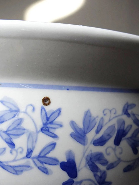 Vintage Chinese cache-pot in blue and white porcelain with a floral design., Chine vintage, Plant pot (photo 8 of 9)