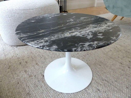 “Saarinen Side Table” pedestal table in satin Portoro Silver marble by Knoll design Eero Saarinen - 51 cm