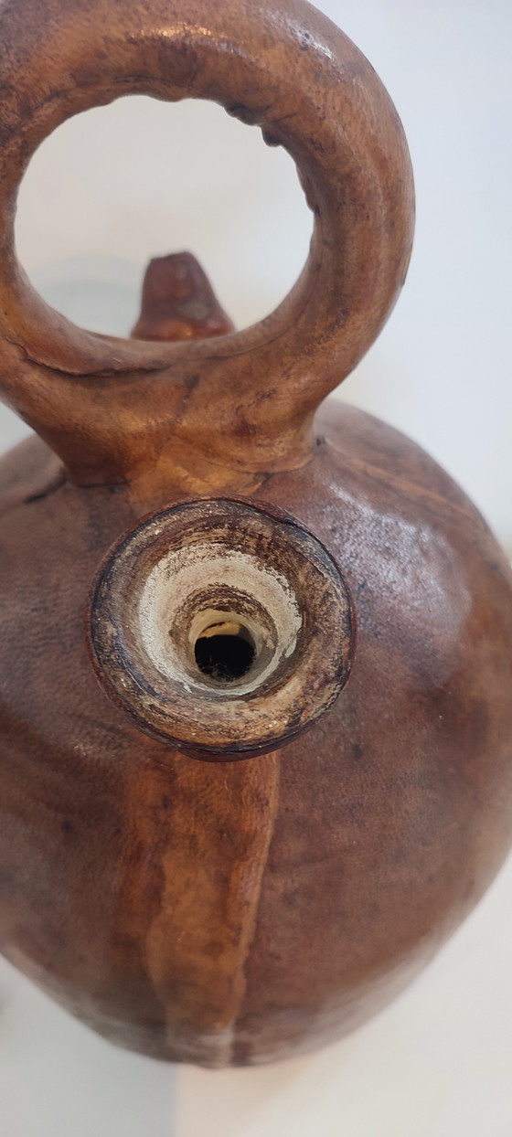 Image 1 of Gárgola , gran jarra de terracota recubierta de cuero