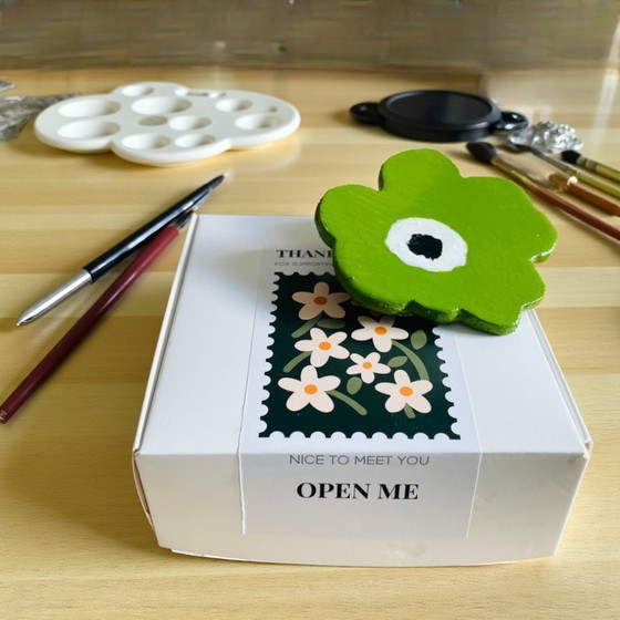 Image 1 of Broche flor verde woden estilo Marimekko hecho a mano