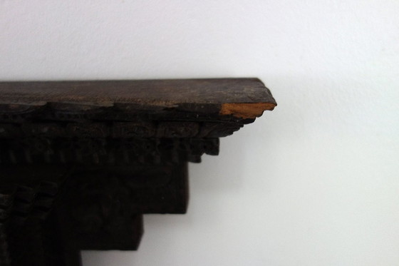 Image 1 of Antiek Newari-raam van gesneden hout, in Nepalese stijl.