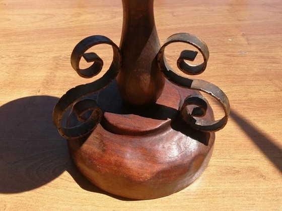 Image 1 of Antieke kandelaar van hout en smeedijzer