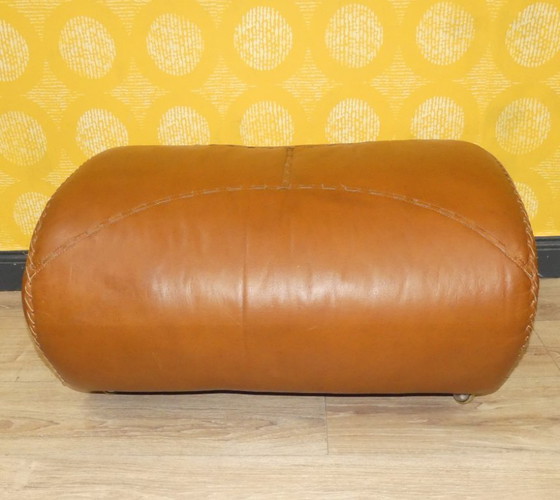 Image 1 of Hocker Baseball Stil Leder Cognac top Zustand retro vintage 70er Jahre Fußhocker Teil einer GARNITUR Ottomane karamell