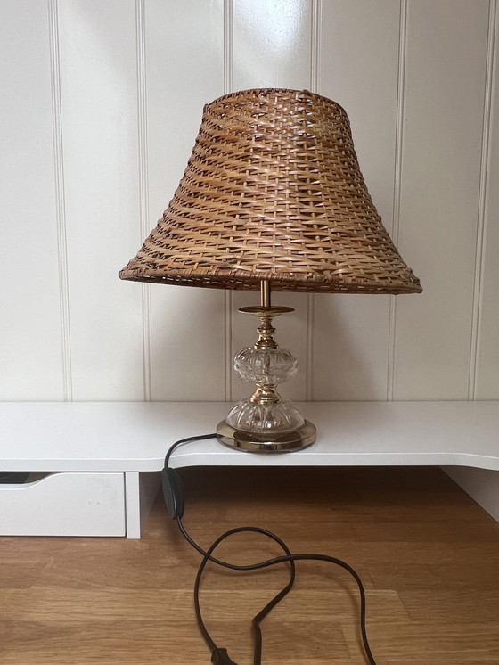 Image 1 of Lampada da tavolo vintage con paralume in rattan e base in vetro - stile boho