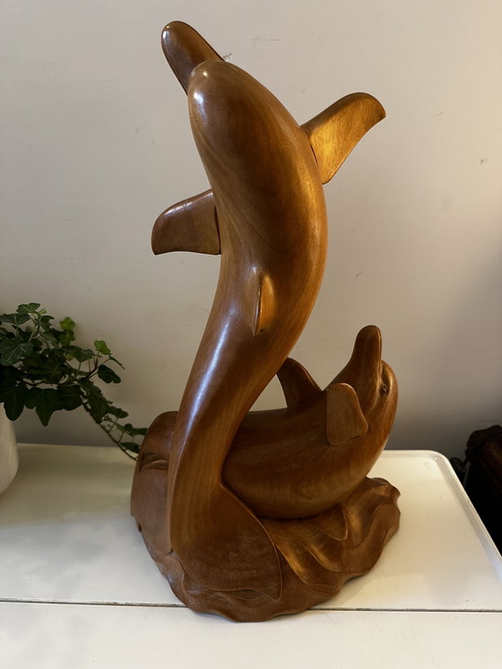 Image 1 of Handgeschnitzte Delfinstatue aus Holz