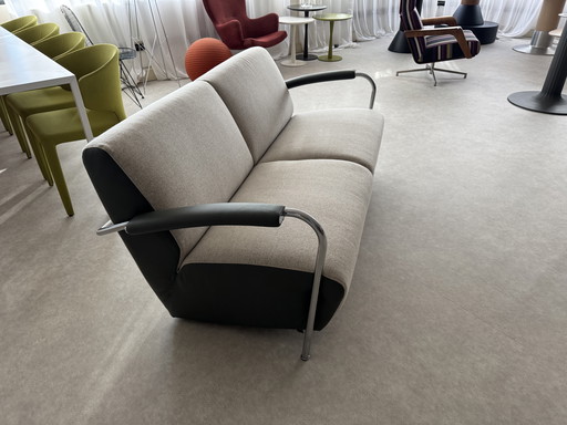 Sofá Leolux Scylla de 2,5 plazas. Diseño: Gerard Vollenbrock. Fabricado en tela combinada con piel.