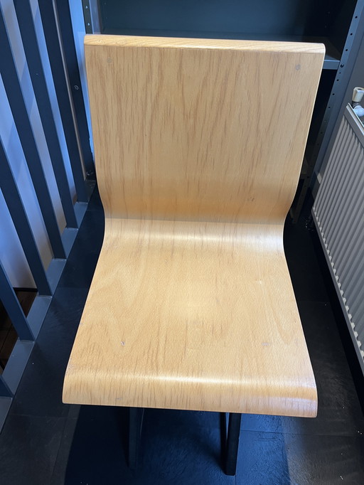 Sedia in legno massello con base in acciaio