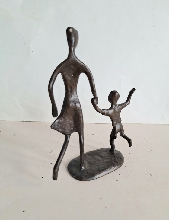 Bodrul Khalique, artista visual. Figurilla de bronce que representa a una madre y su hijo. Año 1978. (photo 7 of 8)
