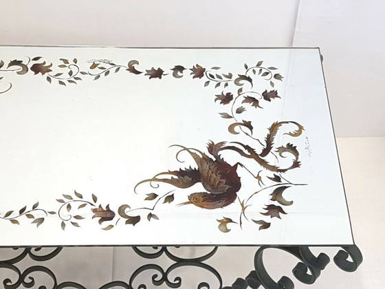 Image 1 of Vintage salontafel uit de jaren 40, groen smeedijzer met spiegelblad en vogeldecoratie.