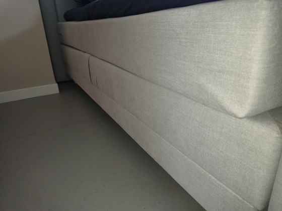 Image 1 of Bed gestoffeerd kingsize grijs