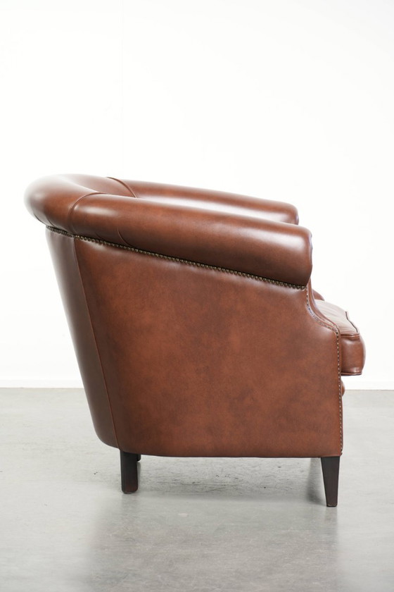 Image 1 of Comfortabele en mooie cognac kleurige rundleren clubfauteuil in Engelse stijl