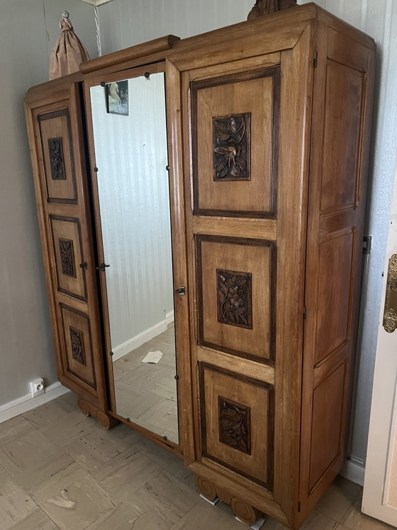 Image 1 of Armoire en bois art déco avec sculpture moulures fleurie 