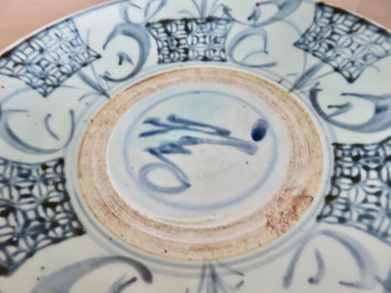 Image 1 of Ancien plat en porcelaine de Chine, dynastie Ming, Swatow, Zhangzhou, fin XVIIème