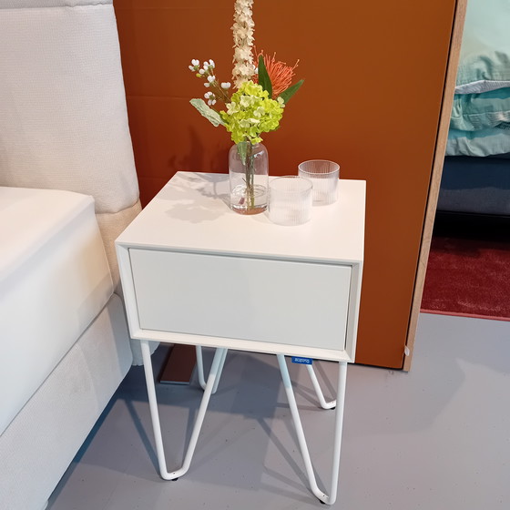 Image 1 of Mesita de noche Auping Pixel, color blanco puro.