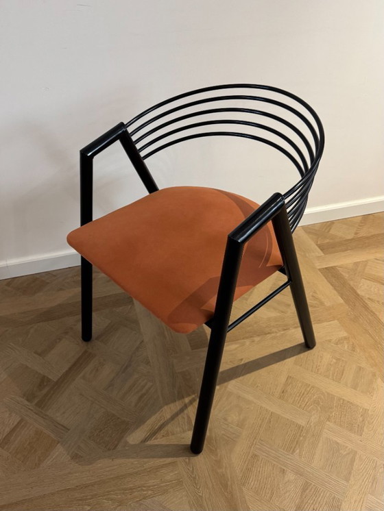 Image 1 of Juego de 4 sillas esculturales de acero negro de la década de 1980 con asientos en terracota y melocotón
