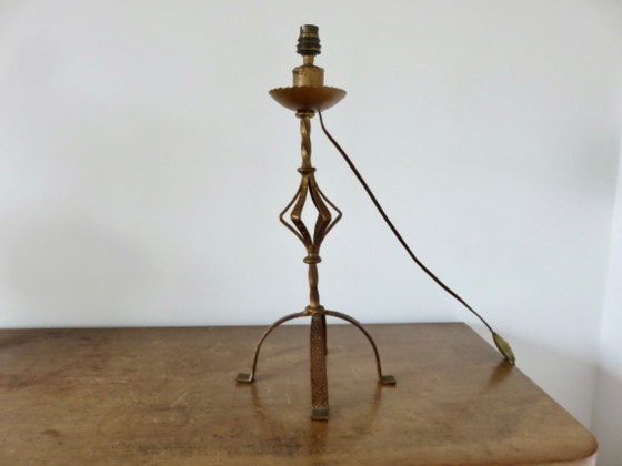Image 1 of Grote smeedijzeren lamp met een gouden patina in de "art & crafts"-stijl.