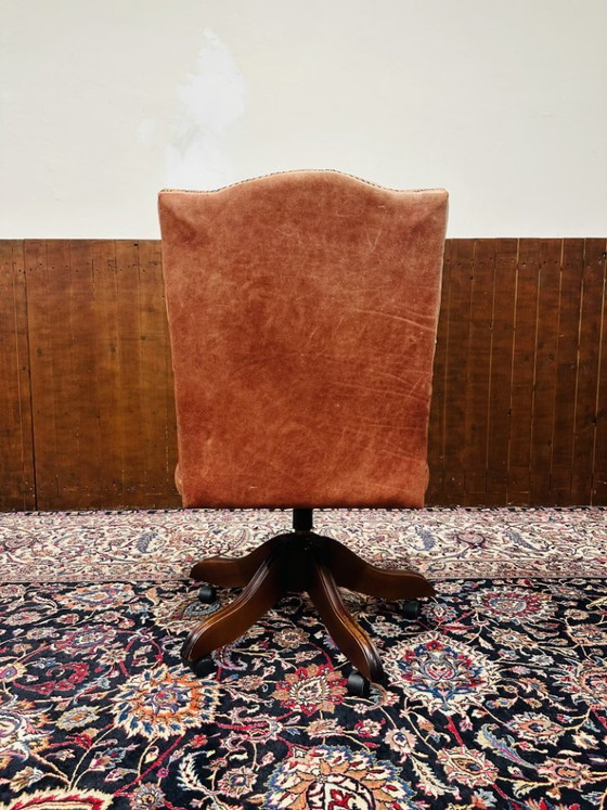 Silla de presidente inglesa color salmón – Sillas de oficina, Leather, Wood (photo 4 of 7)