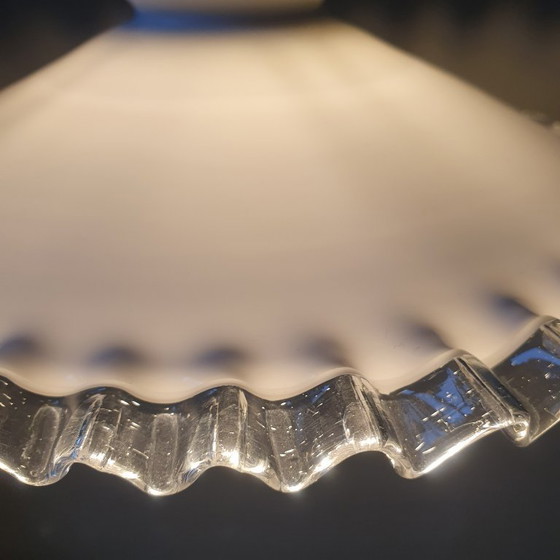 Image 1 of Set di 2 lampade a sospensione francesi in vetro opalino degli anni '30. Modello Piecrust.