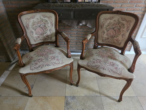 2 classic armchairs in elegant Louis XV style.