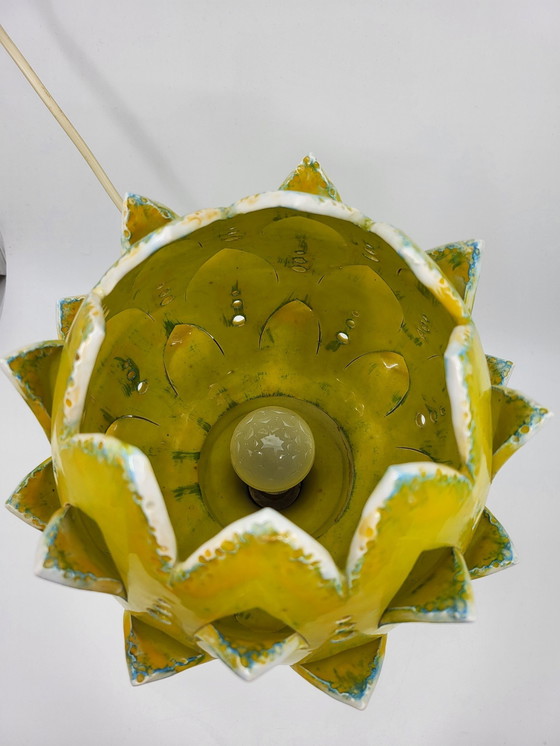 Image 1 of Artisjoklamp van geel keramiek Frankrijk