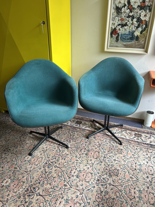 2x Eames Kuipstoelen op La Fonda Voet (Herman Miller) – Fiberglass, Wool (photo 2 of 3)