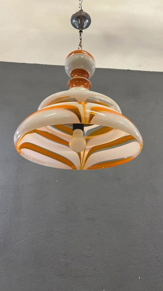 Image 1 of Italiaanse hanglamp van kunstglas, oranje en wit, handgeblazen kroonluchter, jaren 70