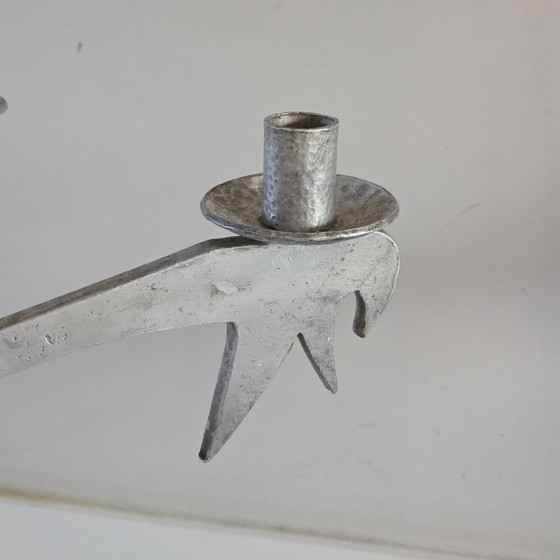 Image 1 of Set van 2 unieke grote vintage brutalistische aluminium kandelaars — toegeschreven aan Helmut Schluter — 7 kaarsen — Duitsland 