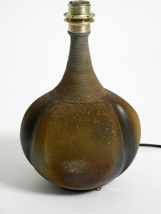 Image 1 of Bellissima lampada da tavolo in ceramica degli anni '60 con paralume in tessuto originale