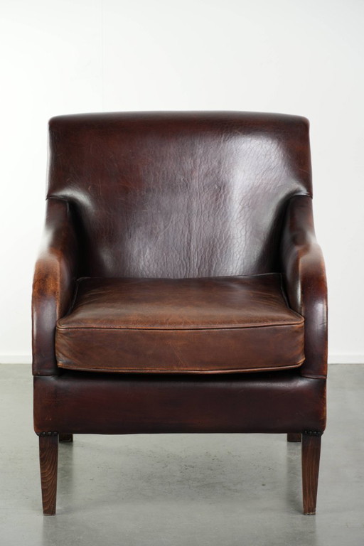 Poltrona di design in pelle di pecora in buone condizioni, con un bellissimo colore intenso e una seduta confortevole.
